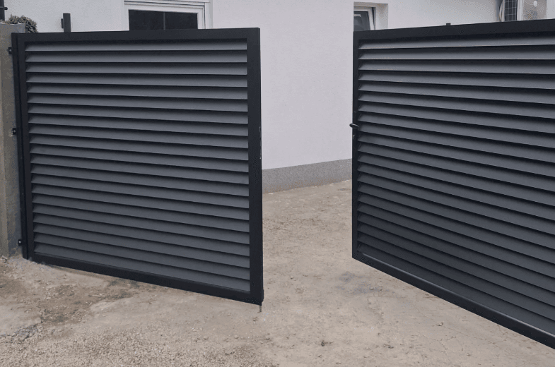 Custom aluminum fence — clean lines and long service life